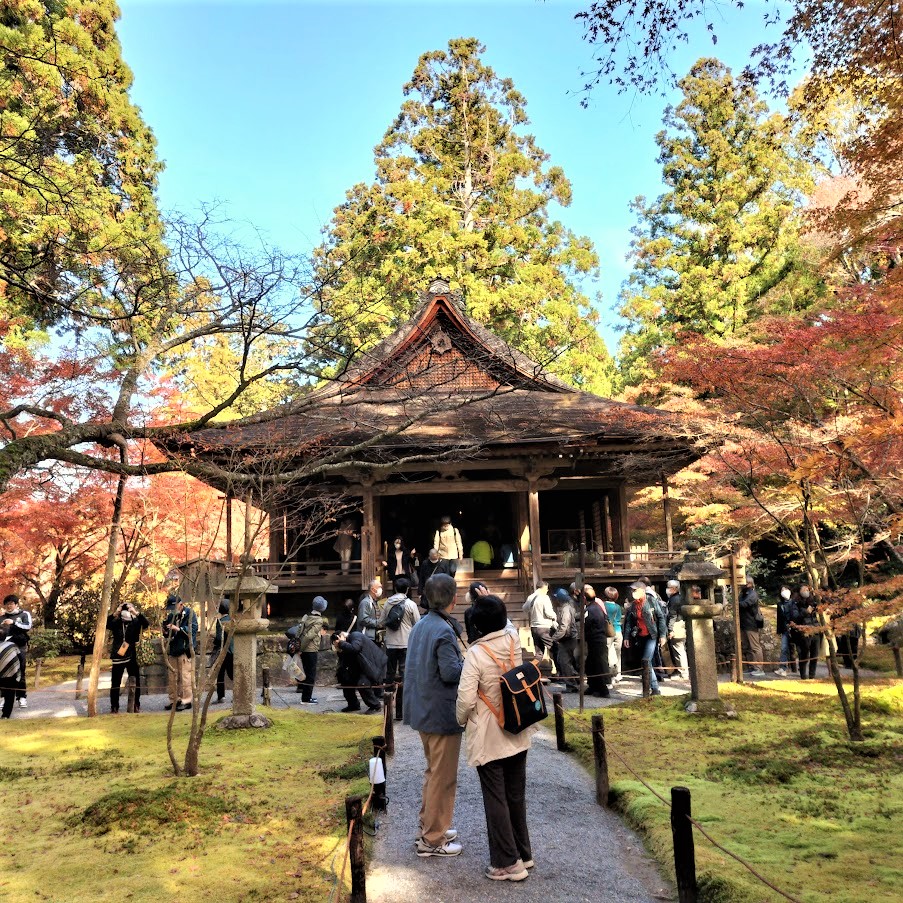 三千院の美しい紅葉と可愛らしいわらべ地蔵は必見