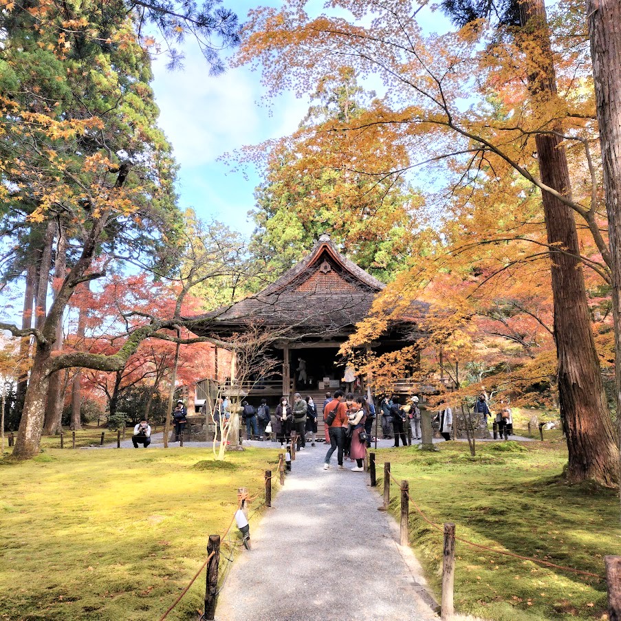 三千院の美しい紅葉と可愛らしいわらべ地蔵は必見