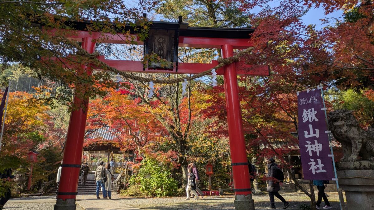 【京都の紅葉】穴場スポットの鍬山神社で紅葉狩りを楽しみました！